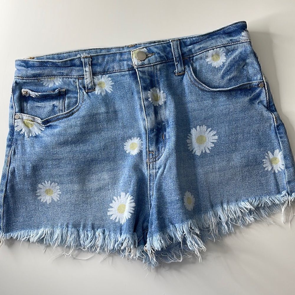 Material Girl cutoff Daisy Jean Shorts. Size 11. Button fly. Cute cute cute.